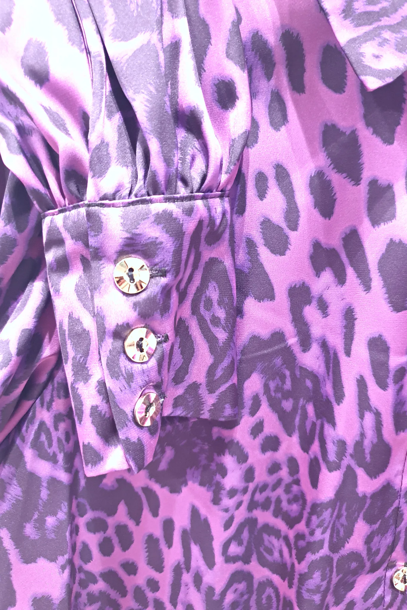 Camicia elegante a fantasia leopardata viola con maniche a sbuffo e bottoni gioiello